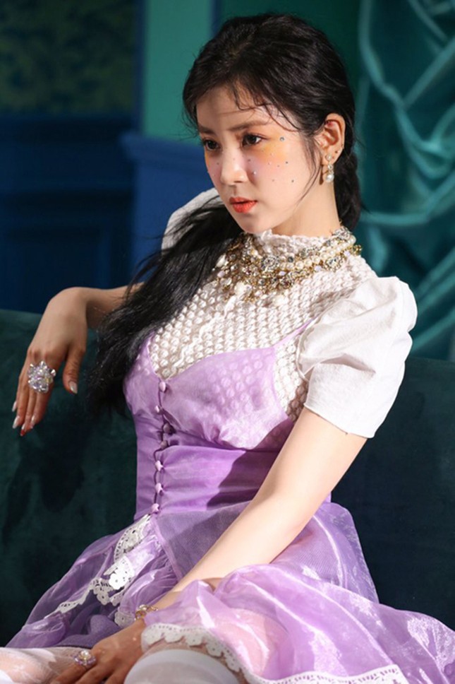 Màn “đụng váy” mới nhất của sao Hàn, váy “sến” thế này sao các idol mặc đẹp vậy? ảnh 2