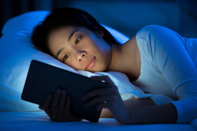 Ánh sáng xanh từ đồ điện tử có hại không kém nắng mặt trời, cầu cứu ngay các “vệ binh” sau ảnh 1