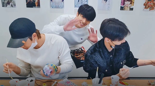 Khổ như “thánh sold-out” Jung Kook: Mặc quần soóc đi lông nhông cũng gây “cháy hàng“ ảnh 2