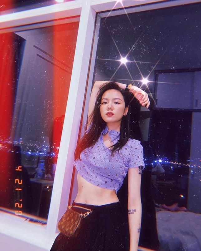 Crop-top khoét ngực, xu hướng áo được các sao nữ V-Pop vô cùng yêu thích ảnh 2