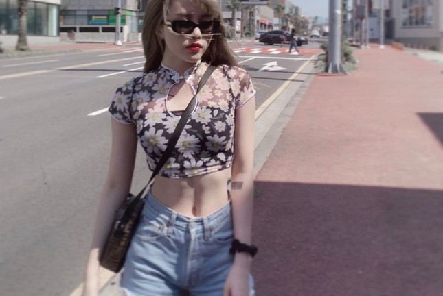 Crop-top khoét ngực, xu hướng áo được các sao nữ V-Pop vô cùng yêu thích ảnh 3