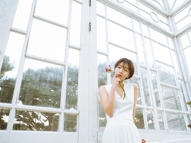 Những lần diện đồ "white on white" gây thương nhớ của nữ chính "Itaewon Class" Kim Da Mi ảnh 3
