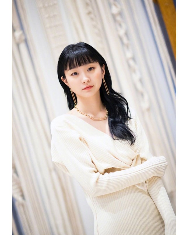 Những lần diện đồ "white on white" gây thương nhớ của nữ chính "Itaewon Class" Kim Da Mi ảnh 4