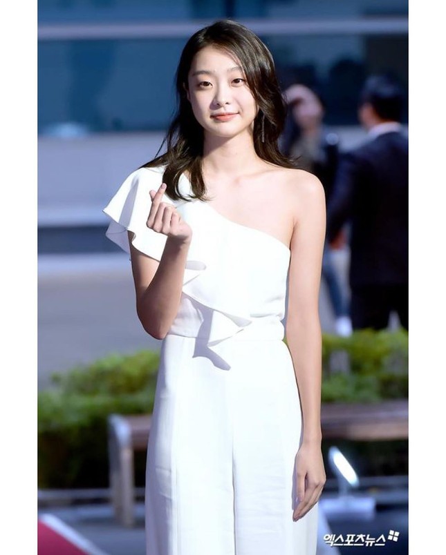 Những lần diện đồ "white on white" gây thương nhớ của nữ chính "Itaewon Class" Kim Da Mi ảnh 6