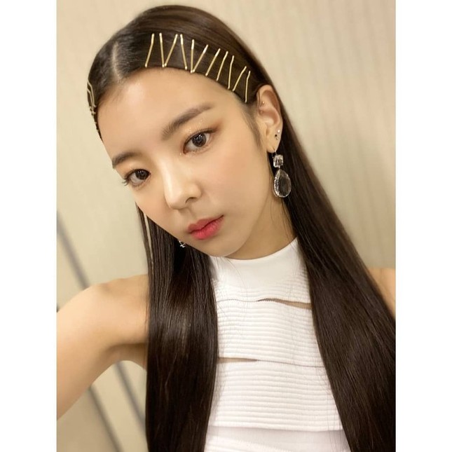 Học lỏm cách biến hình mái tóc trở nên cực ấn tượng từ các idol K-Pop chỉ với kẹp tăm! ảnh 7