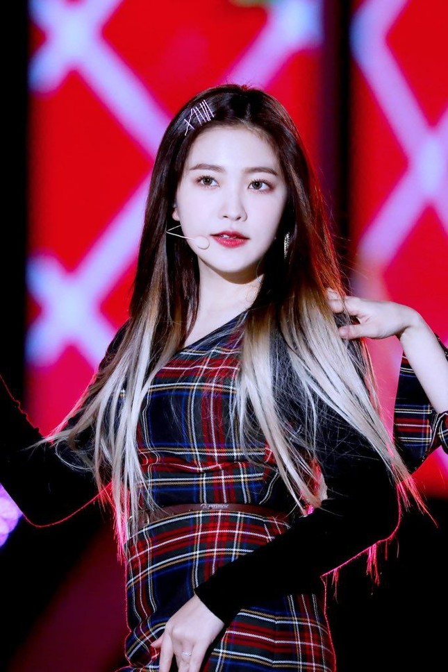 Học lỏm cách biến hình mái tóc trở nên cực ấn tượng từ các idol K-Pop chỉ với kẹp tăm! ảnh 6
