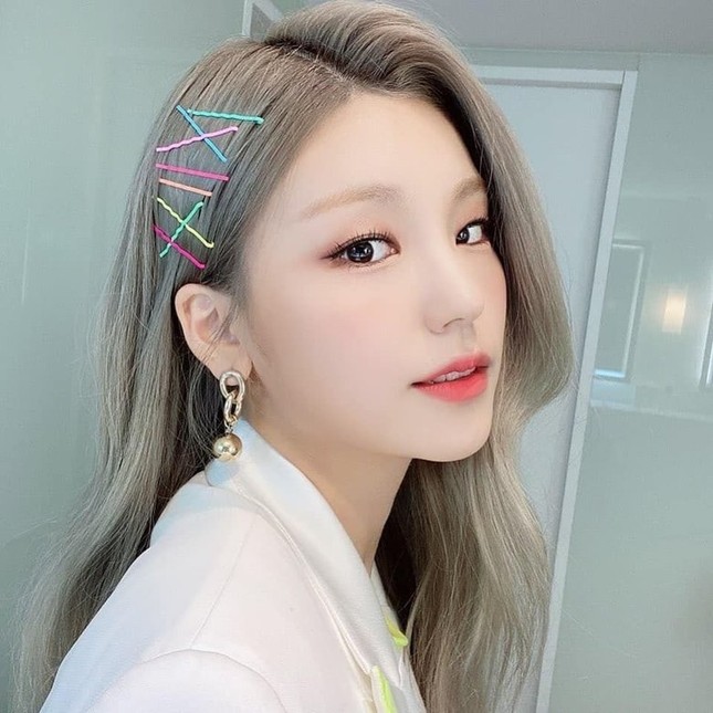 Học lỏm cách biến hình mái tóc trở nên cực ấn tượng từ các idol K-Pop chỉ với kẹp tăm! ảnh 2