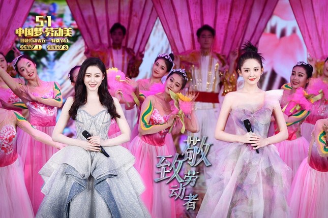 Cổ Lực Na Trát gây sốt với chiếc váy lưới đẹp như nàng tiên cá bước ra từ truyện cổ tích ảnh 2