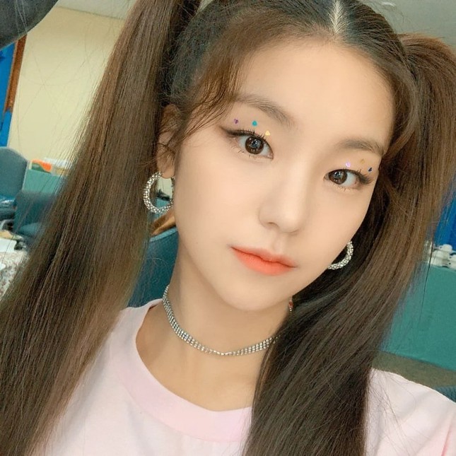 Những mẹo trang điểm của các nữ idol trong mùa Hè để có khuôn mặt luôn xinh và tươi tắn ảnh 3