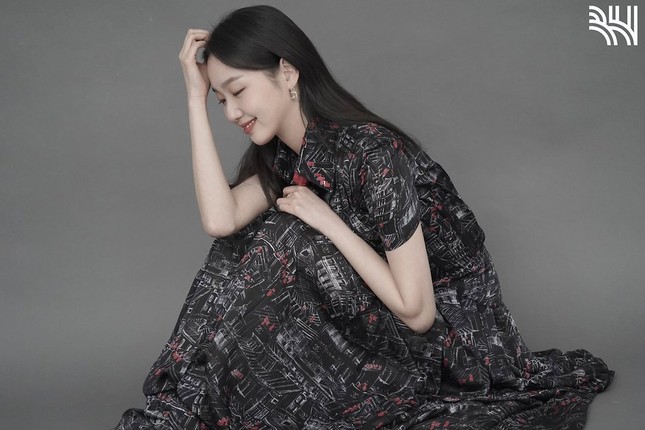 Nữ chính “Quân Vương Bất Diệt” Kim Go Eun sang chảnh trong hậu trường chụp poster phim ảnh 1