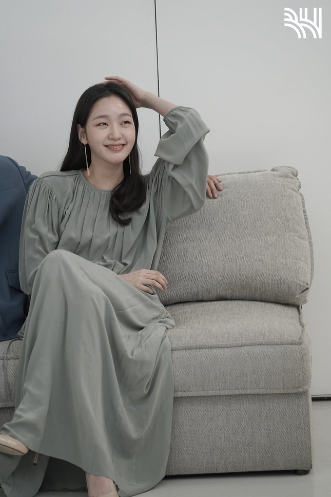 Nữ chính “Quân Vương Bất Diệt” Kim Go Eun sang chảnh trong hậu trường chụp poster phim ảnh 6