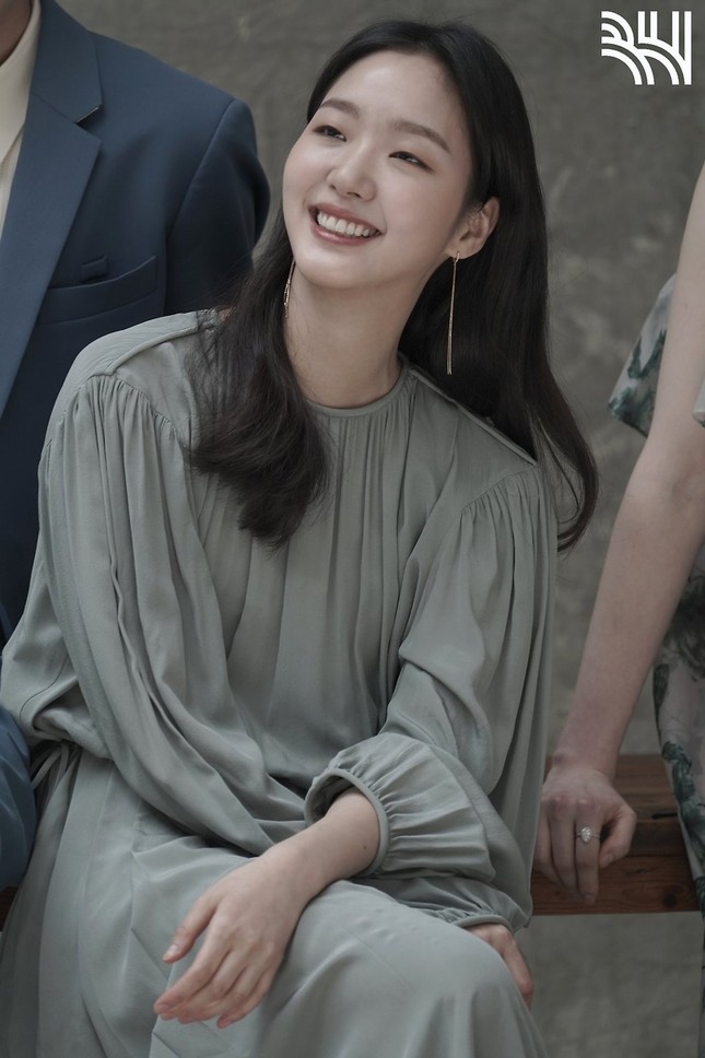 Nữ chính “Quân Vương Bất Diệt” Kim Go Eun sang chảnh trong hậu trường chụp poster phim ảnh 2