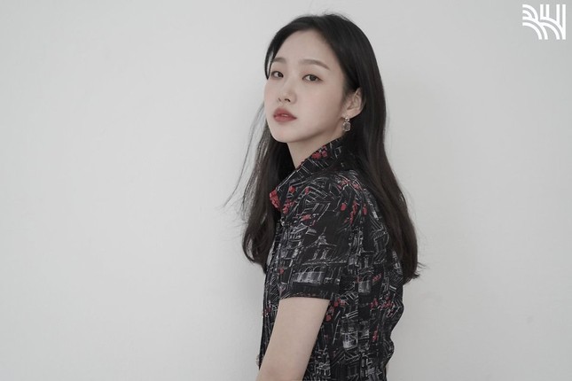 Nữ chính “Quân Vương Bất Diệt” Kim Go Eun sang chảnh trong hậu trường chụp poster phim ảnh 3