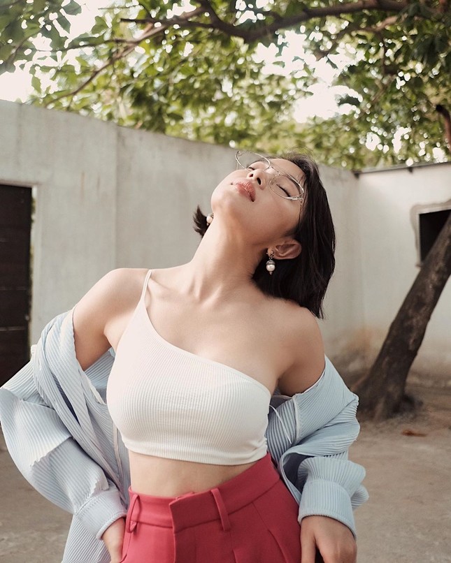 Thời trang sao Việt: Châu Bùi, Ngọc Trinh cực mát mắt, Minh Hằng khoe eo thon ở biển ảnh 2