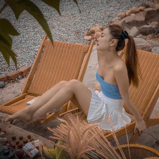 Thời trang sao Việt: Châu Bùi, Ngọc Trinh cực mát mắt, Minh Hằng khoe eo thon ở biển ảnh 9