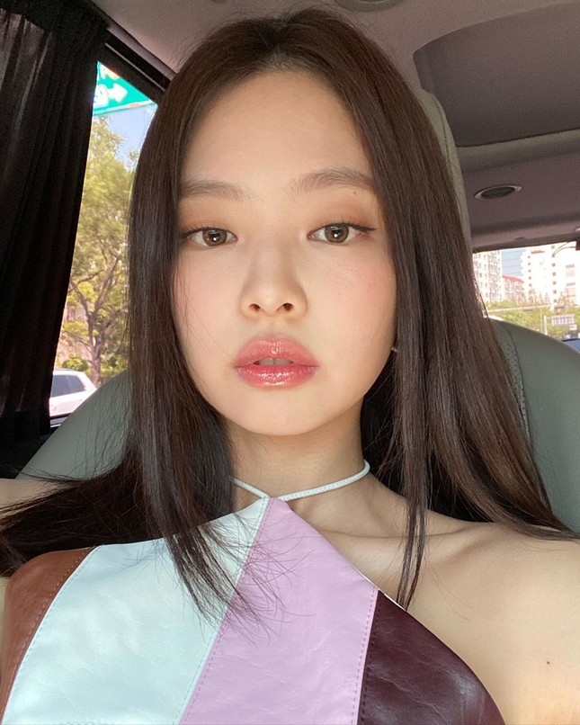 Son bóng đang siêu hot mùa Hè này, cứ nhìn cách BLACKPINK trang điểm là rõ! ảnh 2