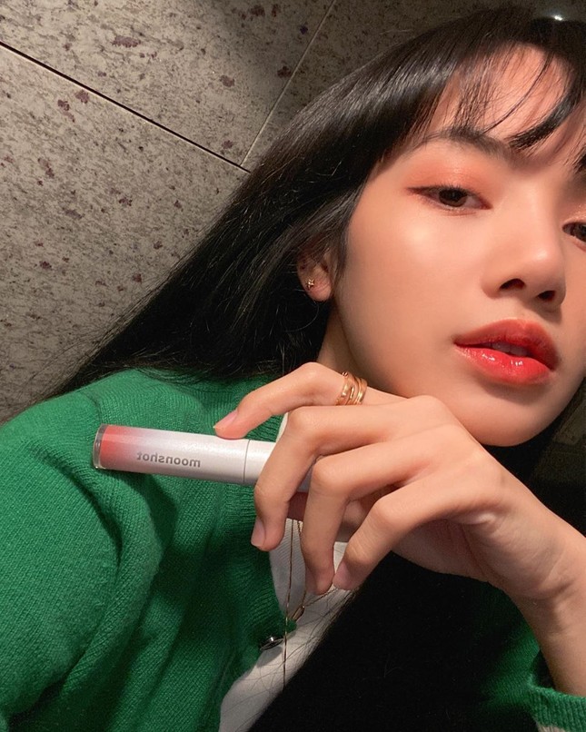 Son bóng đang siêu hot mùa Hè này, cứ nhìn cách BLACKPINK trang điểm là rõ! ảnh 3