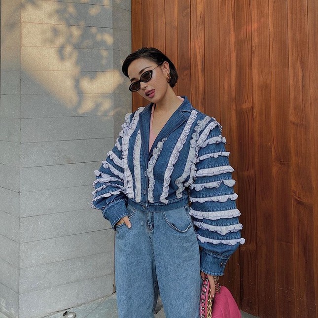 Chọn crop-top khoe eo thon như Ngọc Trinh hay váy jeans năng động giống Hoàng Thùy? ảnh 9