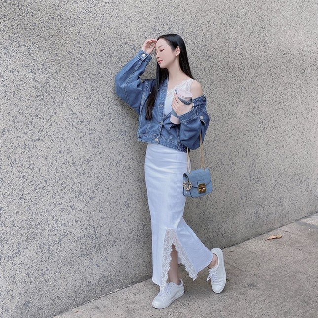 Chọn crop-top khoe eo thon như Ngọc Trinh hay váy jeans năng động giống Hoàng Thùy? ảnh 8