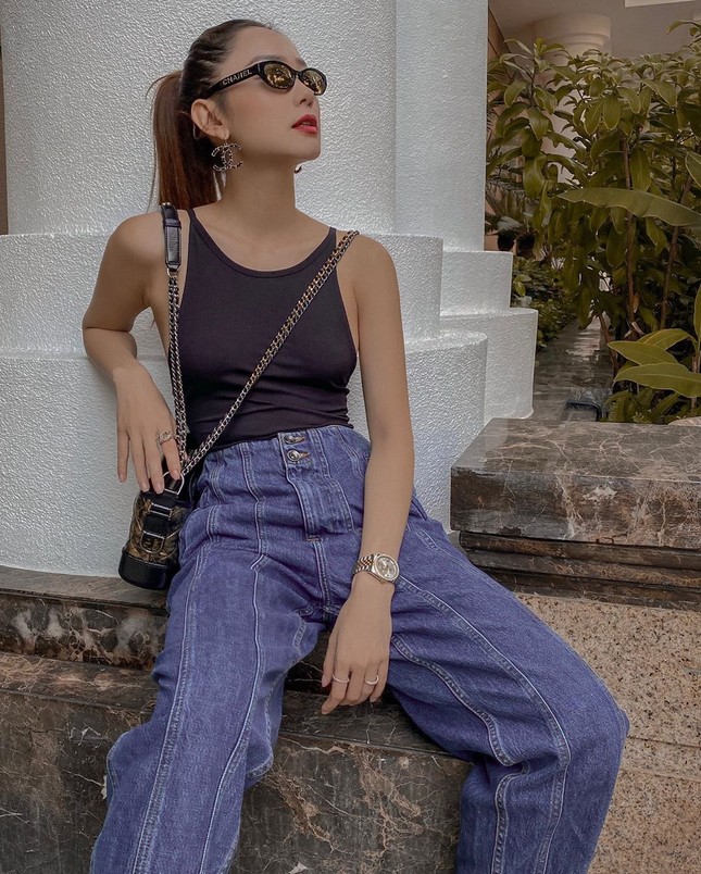 Chọn crop-top khoe eo thon như Ngọc Trinh hay váy jeans năng động giống Hoàng Thùy? ảnh 10