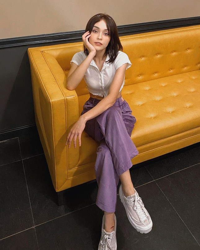 Chọn crop-top khoe eo thon như Ngọc Trinh hay váy jeans năng động giống Hoàng Thùy? ảnh 6
