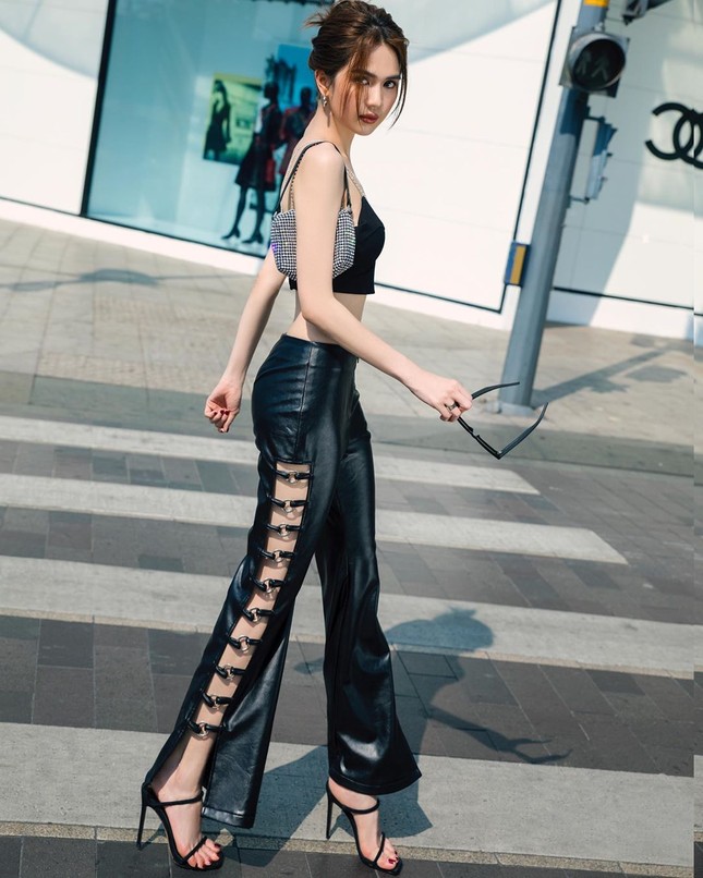 Chọn crop-top khoe eo thon như Ngọc Trinh hay váy jeans năng động giống Hoàng Thùy? ảnh 1