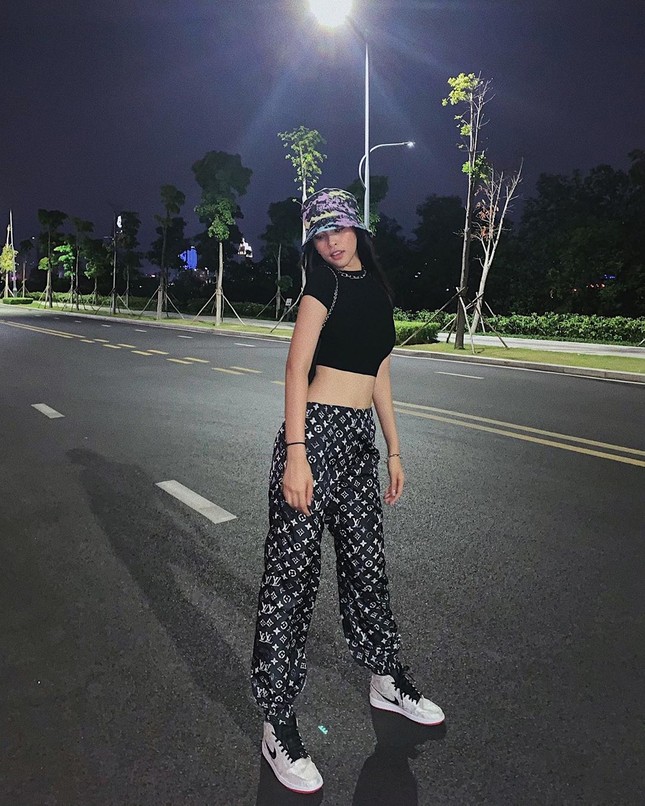 Chọn crop-top khoe eo thon như Ngọc Trinh hay váy jeans năng động giống Hoàng Thùy? ảnh 4