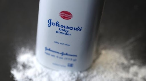 Johnson&Johnson ngừng bán phấn rôm trẻ em, biết dùng gì để chống bết tóc? ảnh 1