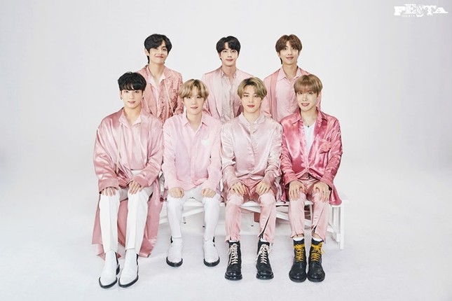 ARMY cười ngất với bộ ảnh “gia đình” cực nhí nhố của BTS nhân sự kiện FESTA 2020 ảnh 1