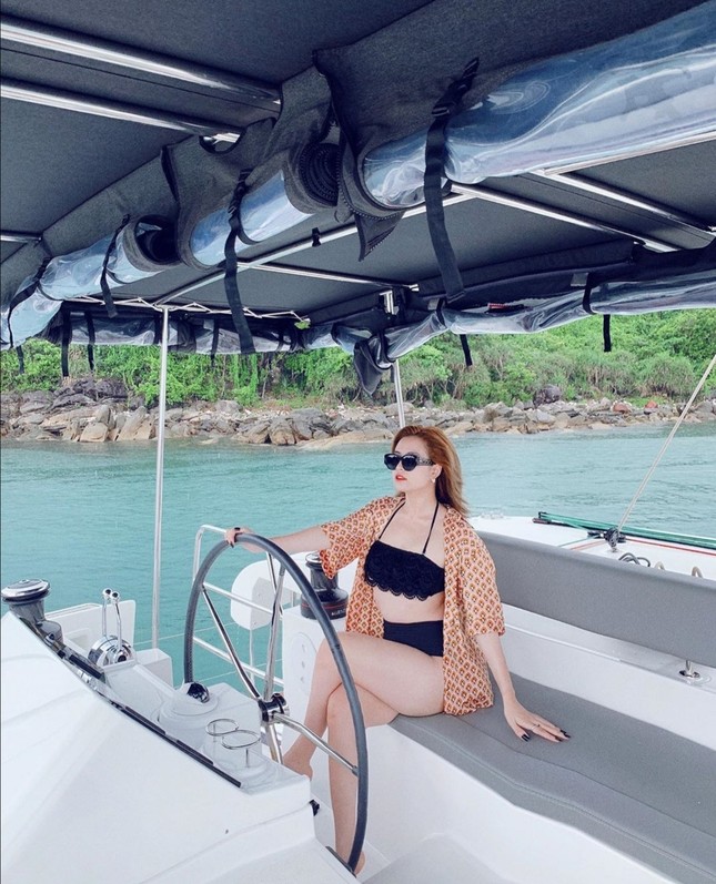 Thời trang sao Việt tuần qua: Mỹ nhân showbiz Việt đồng loạt khoe eo thon ảnh 8