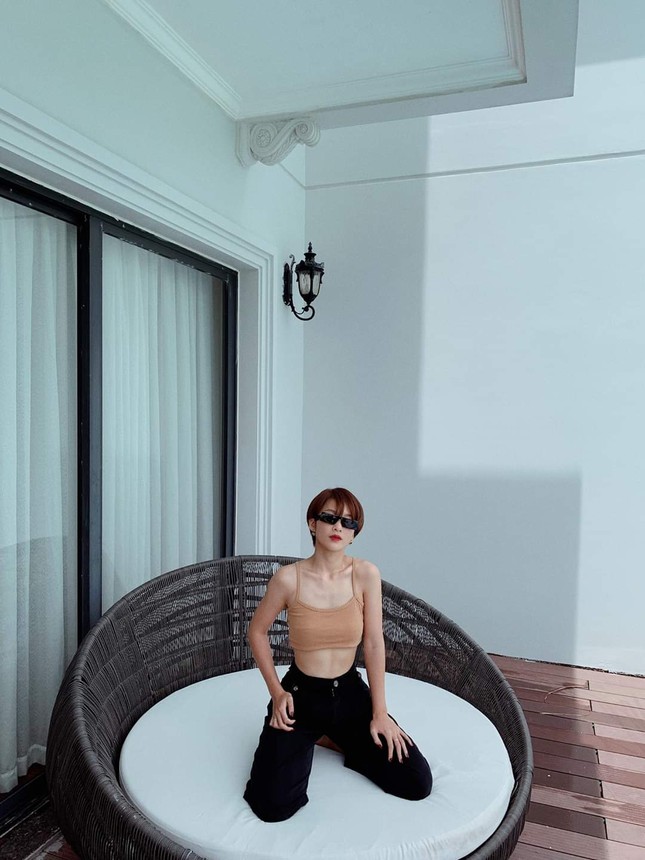Thời trang sao Việt tuần qua: Mỹ nhân showbiz Việt đồng loạt khoe eo thon ảnh 6