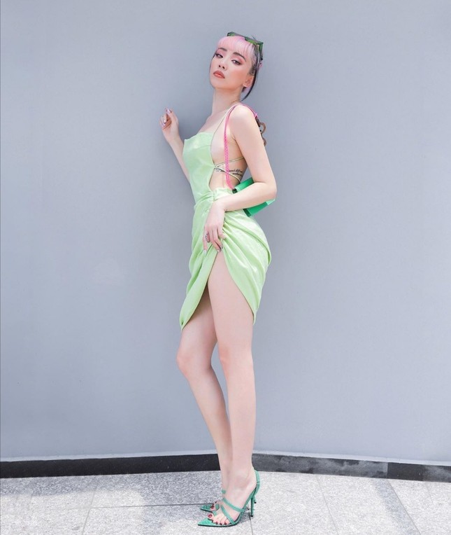 Thời trang sao Việt tuần qua: Mỹ nhân showbiz Việt đồng loạt khoe eo thon ảnh 1