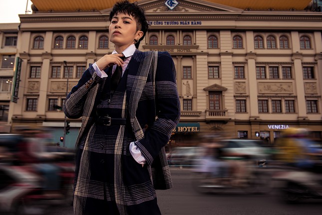 Tung bộ ảnh cực chất bên "người bạn 10 năm", Gil Lê sắp trở lại đường đua V-Pop? ảnh 1
