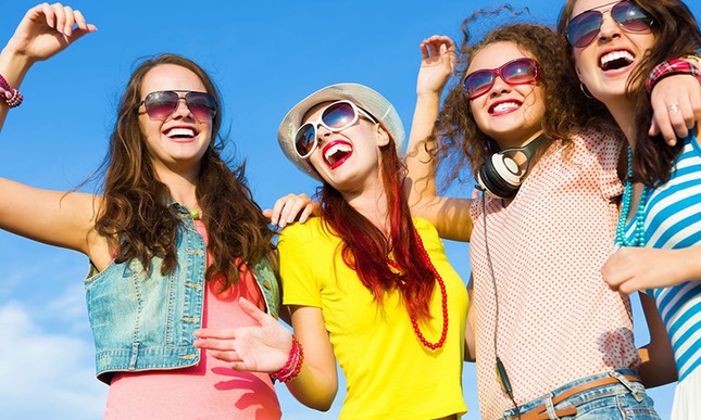 Làm sao để trang điểm trông thật tự nhiên và không bị lem vì mồ hôi trong ngày nắng nóng? ảnh 1