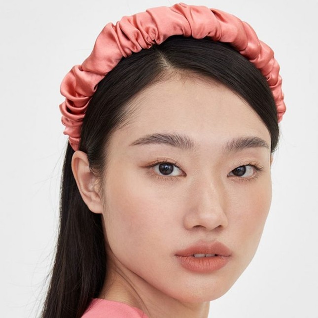 Phụ kiện cho tóc cực lạ, "con cưng" của các stylist trong những shoot hình thời trang ảnh 1