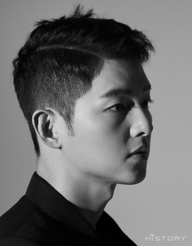 Song Joong Ki xuất hiện với khí chất lạnh lùng, trả lời phỏng vấn sau tin đồn hẹn hò ảnh 1