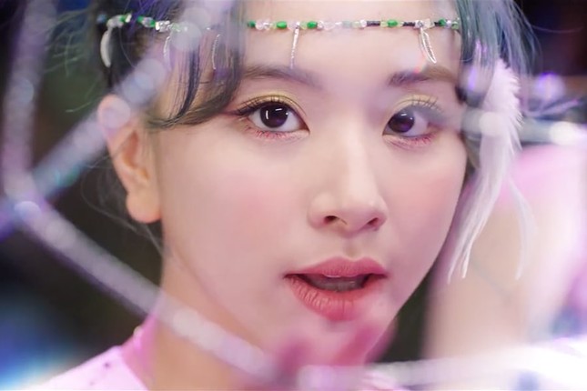 MV “More & More” của TWICE đã tạo ra tới 7 xu hướng thời trang mới cho mùa Hè ảnh 3