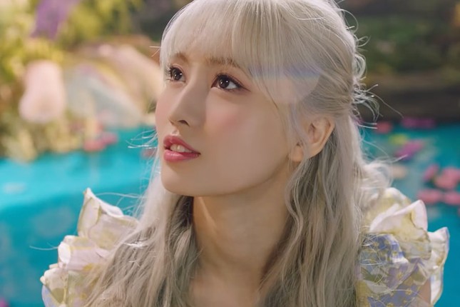 MV “More & More” của TWICE đã tạo ra tới 7 xu hướng thời trang mới cho mùa Hè ảnh 6