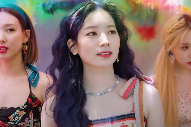 MV “More & More” của TWICE đã tạo ra tới 7 xu hướng thời trang mới cho mùa Hè ảnh 4