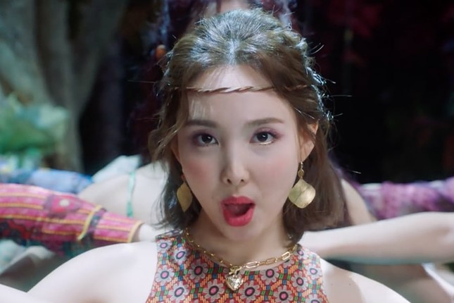 MV “More & More” của TWICE đã tạo ra tới 7 xu hướng thời trang mới cho mùa Hè ảnh 2