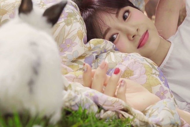 MV “More & More” của TWICE đã tạo ra tới 7 xu hướng thời trang mới cho mùa Hè ảnh 1