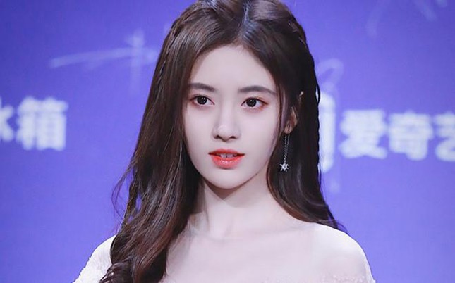 Mỹ nữ “4000 năm có một” Cúc Tịnh Y lên No.1 hot search vì đeo khẩu trang to khó hiểu ảnh 1