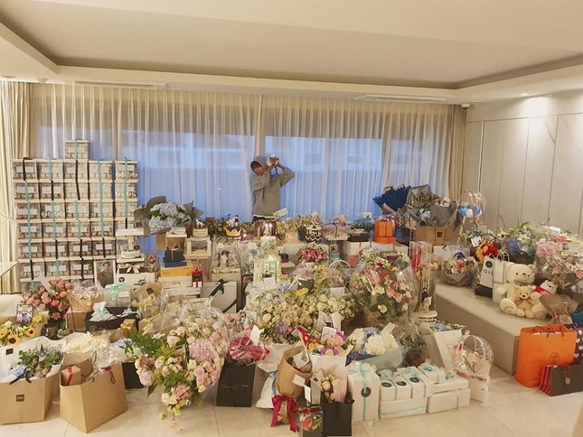 Quá choáng với hình ảnh Lee Min Ho chia sẻ về số hoa và quà nhận được trong ngày sinh nhật ảnh 1