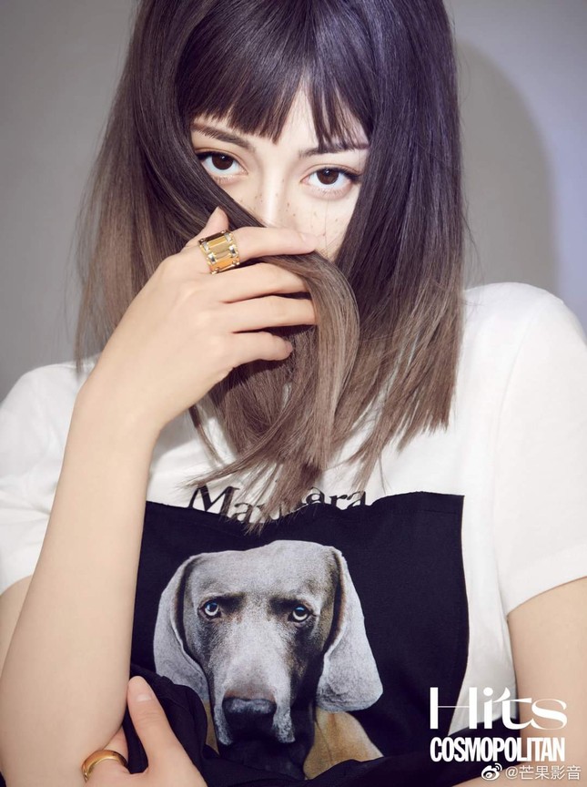 Địch Lệ Nhiệt Ba khoe nhan sắc đáng yêu như búp bê trên tạp chí COSMO Hits ảnh 1