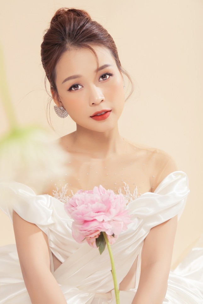 Sam lần thứ 2 mặc váy cô dâu, fan hoang mang không biết chú rể là ai ảnh 2