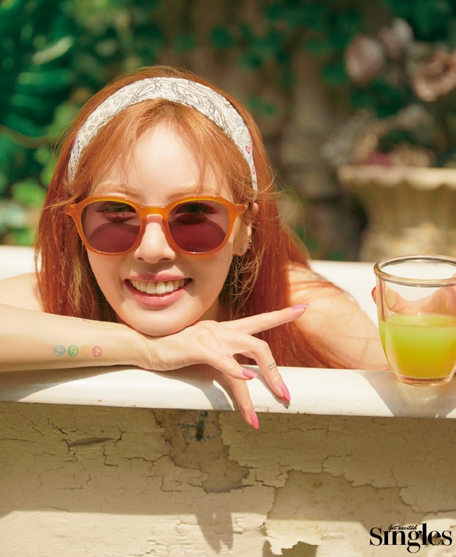 “Nữ hoàng gợi cảm” HyunA khoe nhan sắc tươi tắn đầy sức sống trên tạp chí Singles Hàn ảnh 1