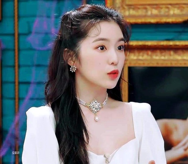 Tạo hình của Irene (Red Velvet) trong buổi live mới nhất giống hệt IU trong Hotel Del Luna ảnh 4