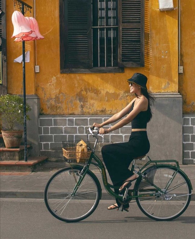 Học ngay Hoa hậu Tiểu Vy cách phối đồ nổi bần bật cho hội “cuồng màu đen” ảnh 5