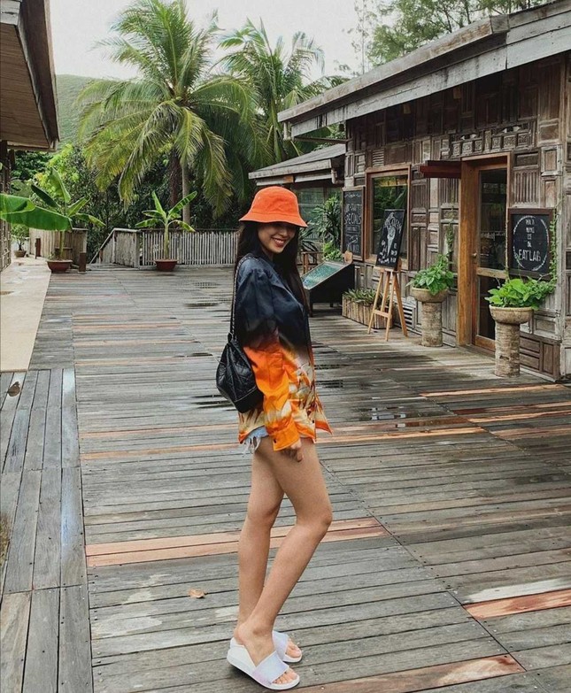 Học ngay Hoa hậu Tiểu Vy cách phối đồ nổi bần bật cho hội “cuồng màu đen” ảnh 9