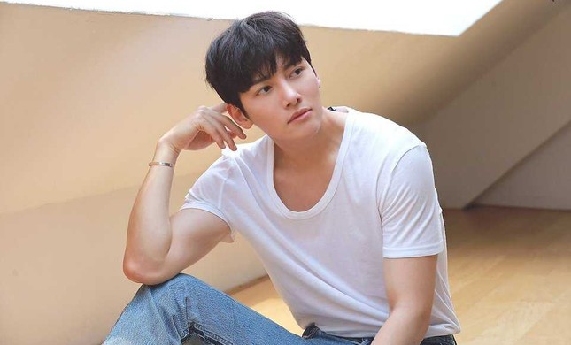 Loạt ảnh hậu trường của Ji Chang Wook khiến fangirl “lịm tim” vì visual quá đỉnh cao ảnh 1